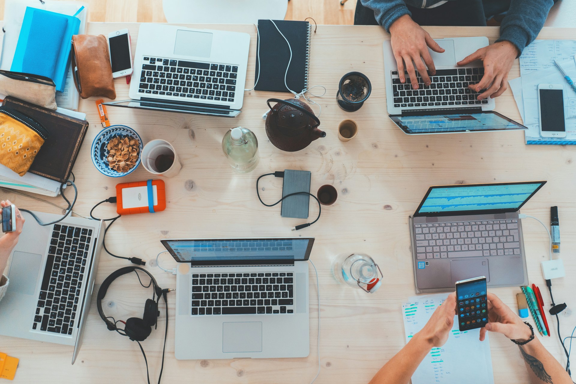 Custom Software vs. Off-the-Shelf Solutions: Maximizing Your Business ROI
